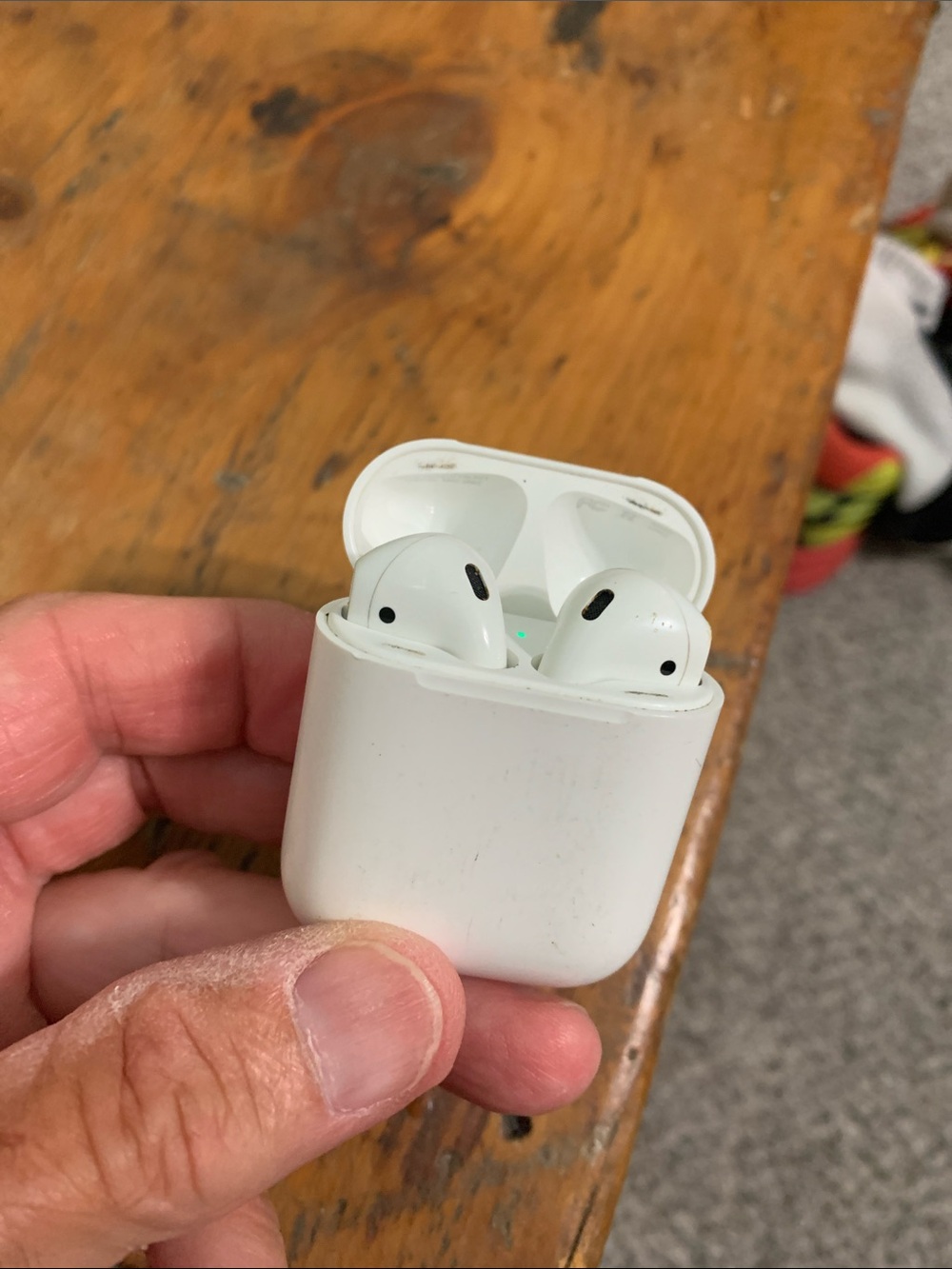 Apple AirPod 2nd gen. Also comes with extra right hand air pod